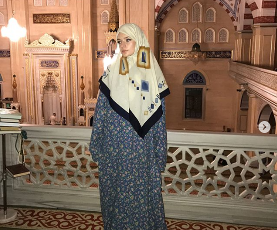 Елизавета Пескова в хиджабе