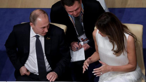 Владимир Путин беседует с Меланией Трамп