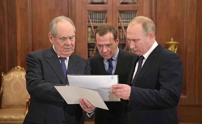 Слева направо: Шаймиев, Медведев, Путин