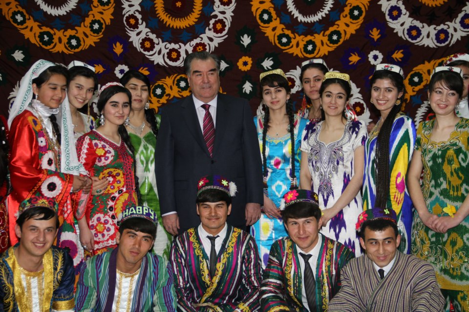 Рахмон в окружении традиционных таджиков