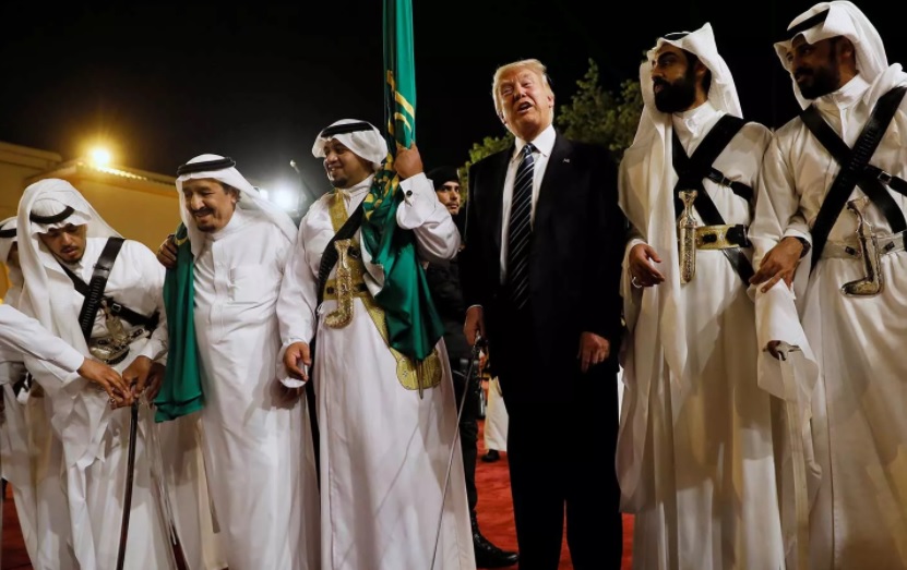 Король Салман и Дональд Трамп во время церемонии Эр-Рияде