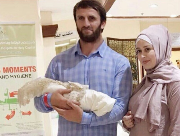 Супруги из Дагестана и их новорожденный сын
