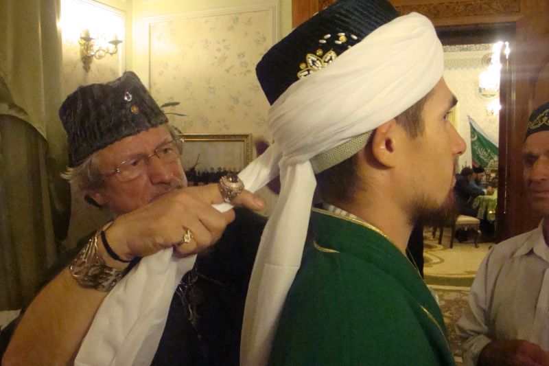 Верховный муфтий Т.Таджуддин лично накручивает чалму имаму Якупову