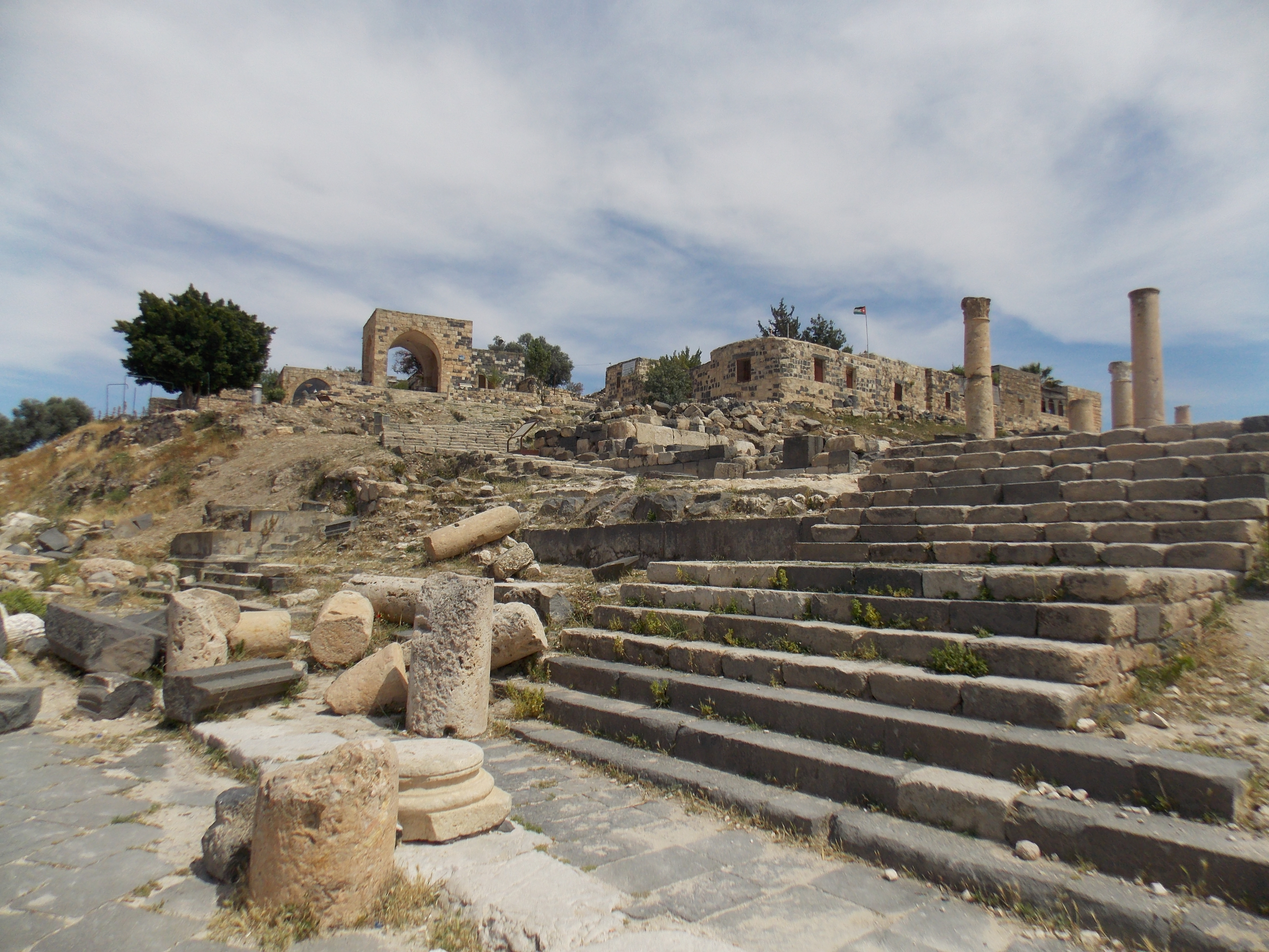 Руины греческого античного города Гадара на холме Умм-Кайс