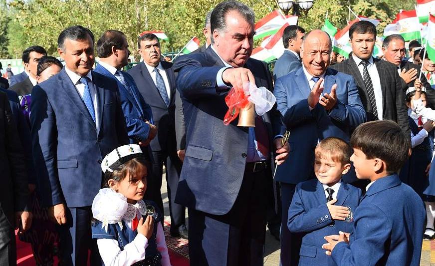 Президент Таджикистана во время первого звонка