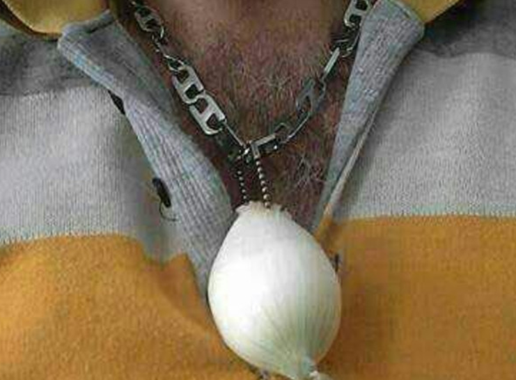 Луковица на груди иранца