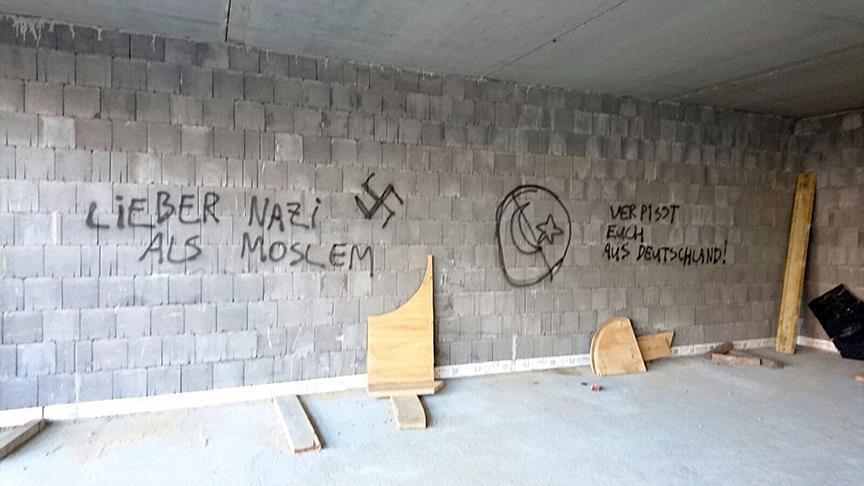 Ультроправые исписывают стены города фашитстской и антиисламской символикой