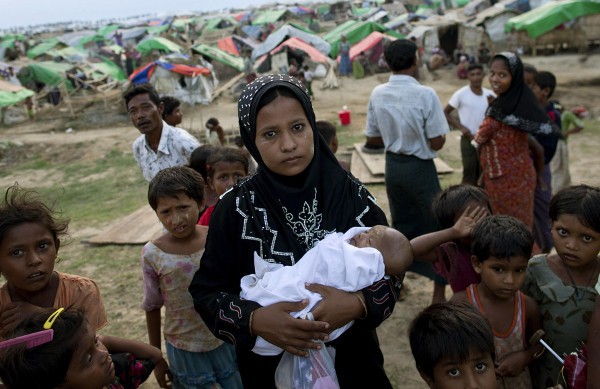 Обитатели одного из стихийных лагерей беженцев-мусульман рохинья