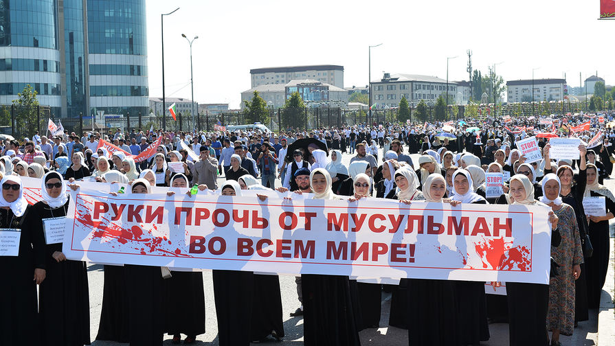 Участники митинга в Грозном