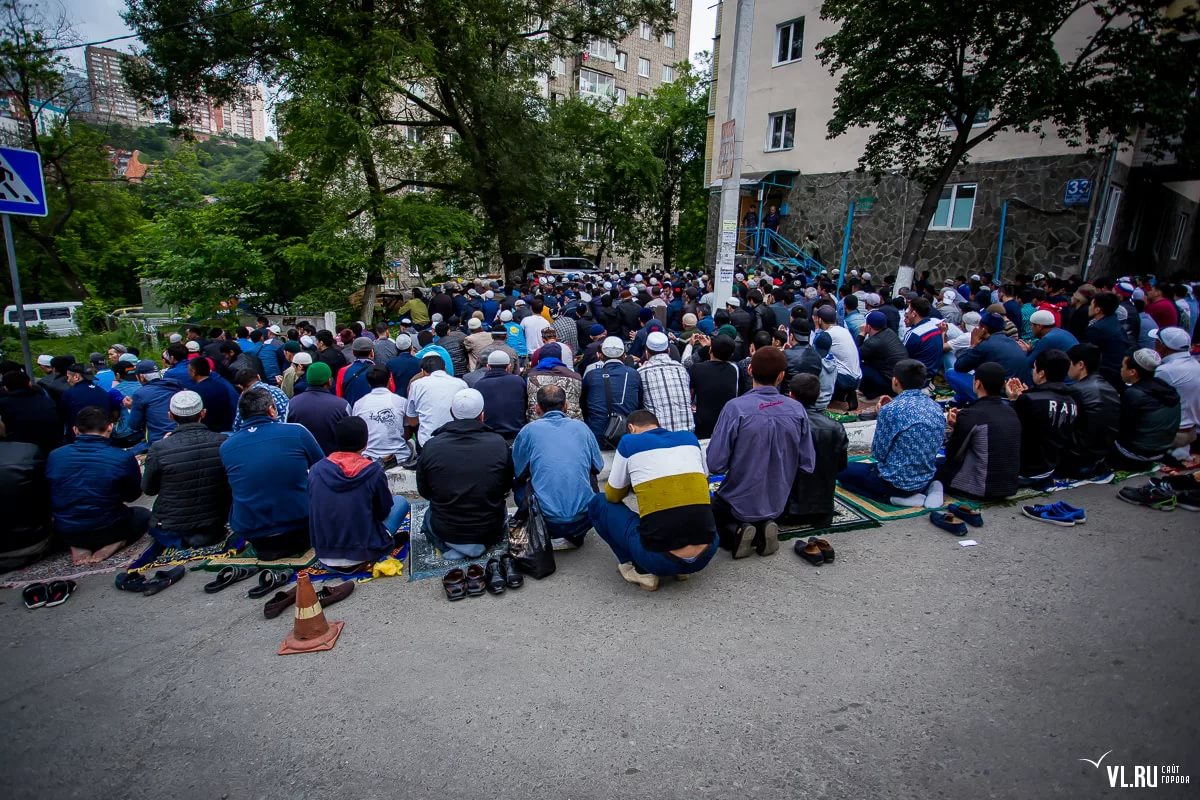Мусульмане Владивостока вынуждены молиться  на асфальте