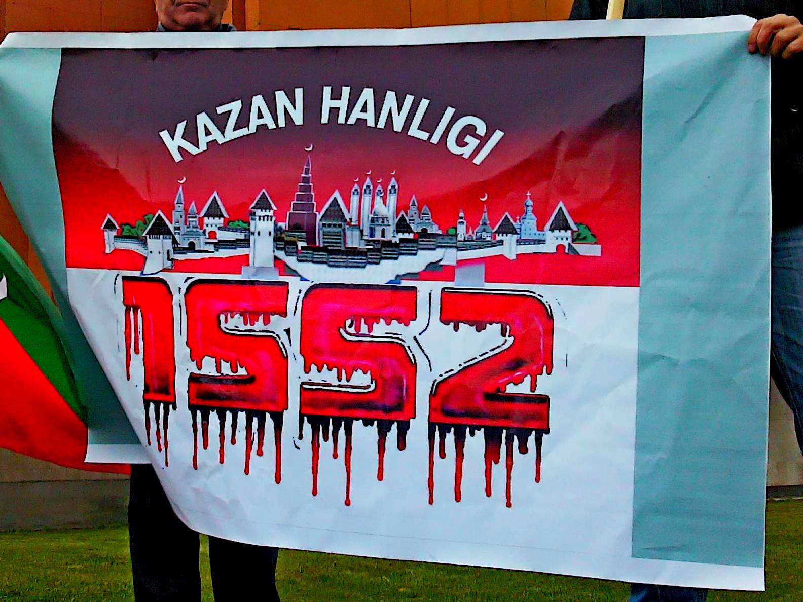 Плакат в руках участника митинга в Казани