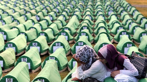 Девушки оплакивают жертв резни в Сребренице