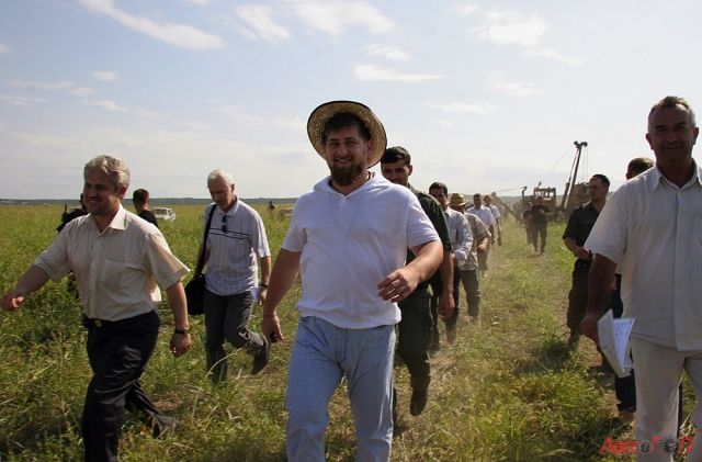 Глава Чечни Рамзан Кадыров во время сбора урожая в республике