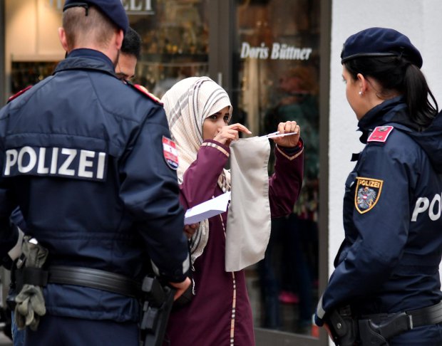 Под давлением полицейских мусульманка снимает никаб