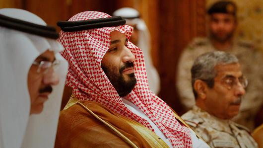Наследный принц Саудовской Аравии может лично участвовать в допросах своих родственников (в центре)