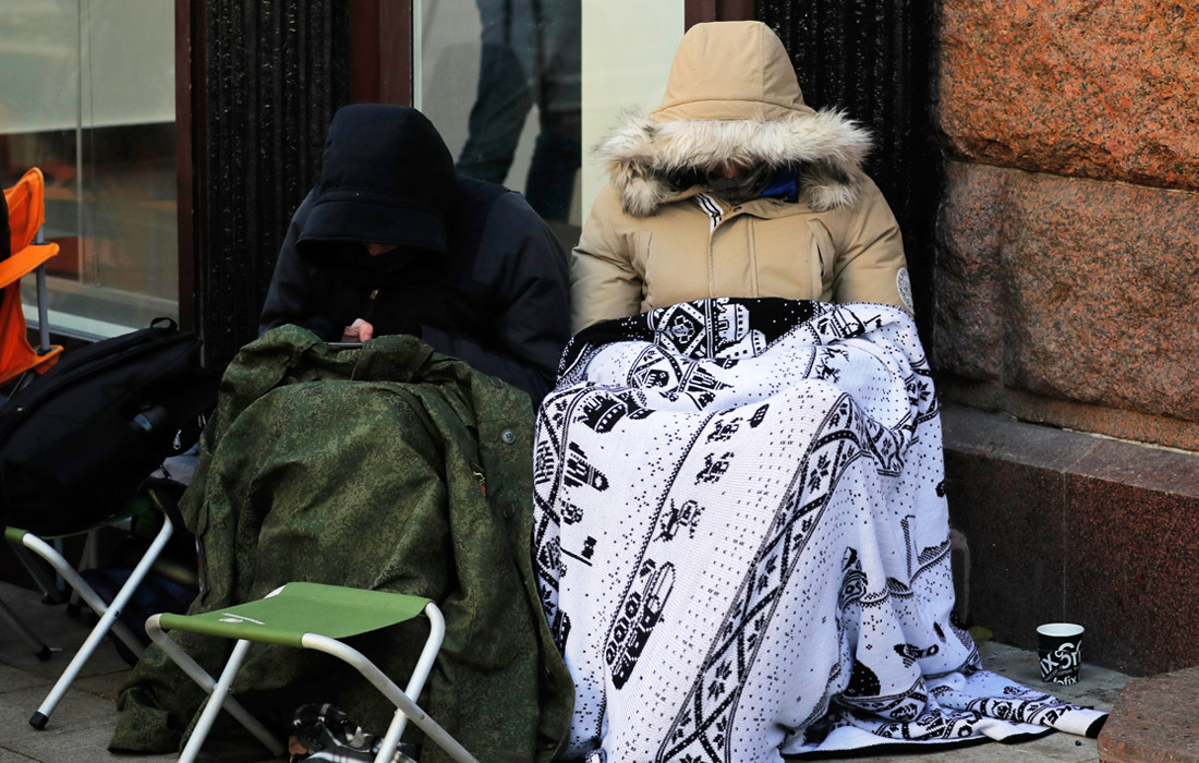 Стоящие в очереди за iPhone X в Москве. Фото: epa/vostock-photo