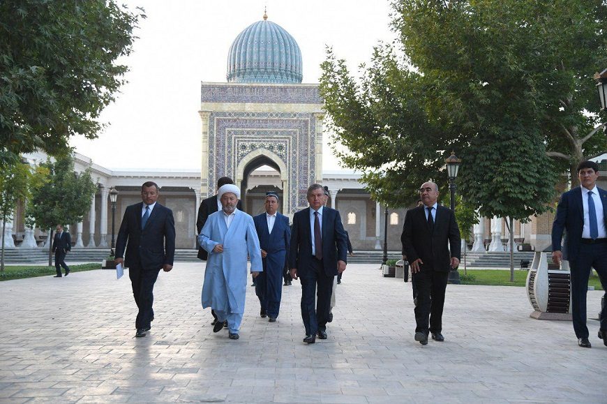 Президент Узбекистана Шавкат Мирзиёев на территории мавзолея имама аль-Бухари