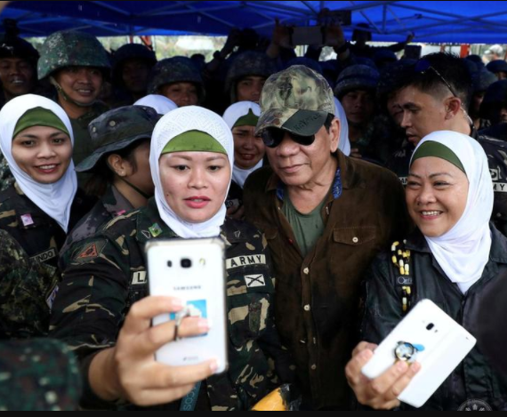Президент Филиппин Родриго Дутерте в окружении военных-мусульманок