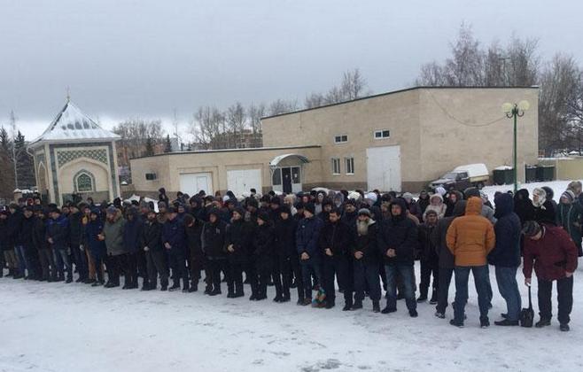 В Нижнекамске на похороны пришли сотни горожан