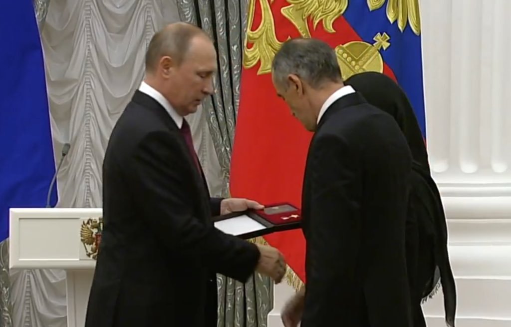 Владимир Путин вручает Звезду героя Нурбаганду Нурбагандову