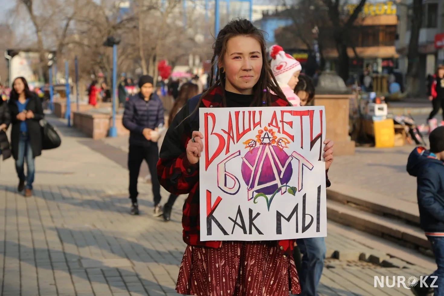 Участница митинга феминисток в Алматы
