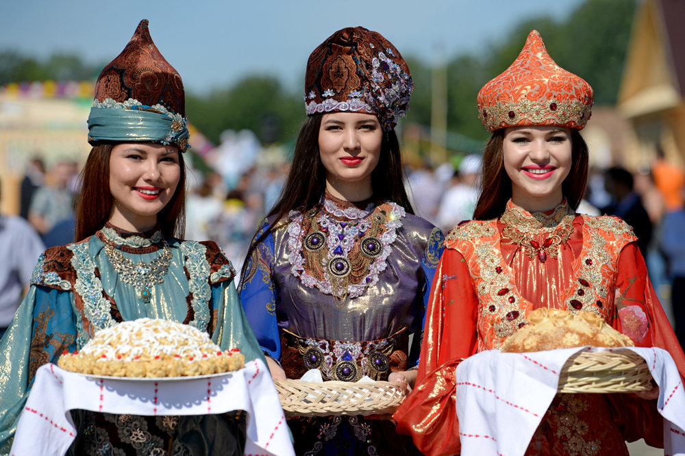 Девушки в национальных татарских костюмах во время сабантуя