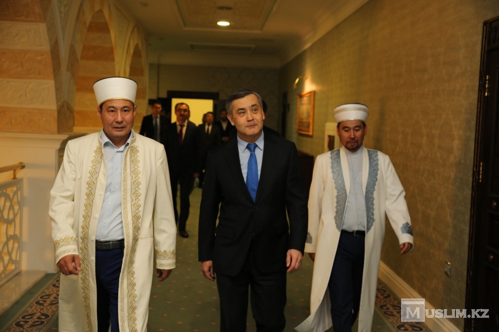 На фото: Нурлан Ермекбаев во время посещения мечети Хазрет-султан