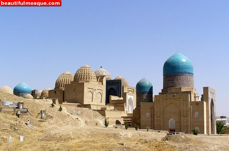 На фото: исторические мечеть и кладбище Шах-и-Зиндах в Самарканде