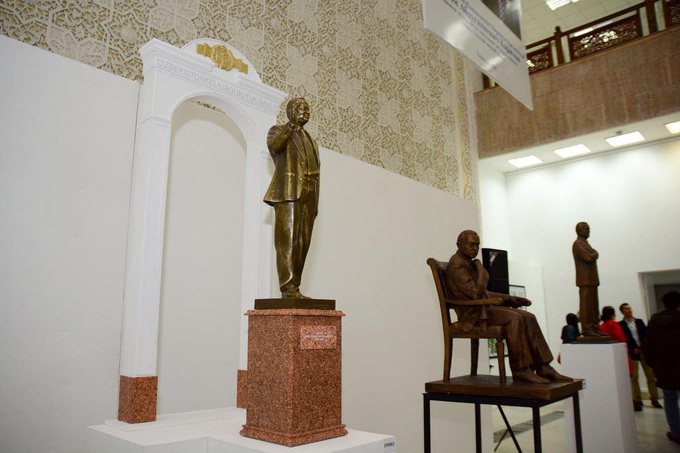 На выставке проектов памятника И. Каримову