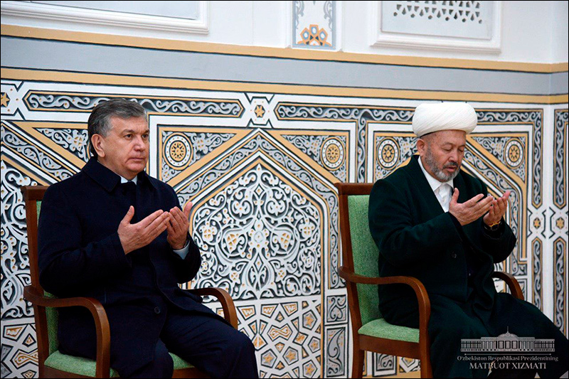 Президент Мирзиеев во время посещения мазара шейха Тирмизи