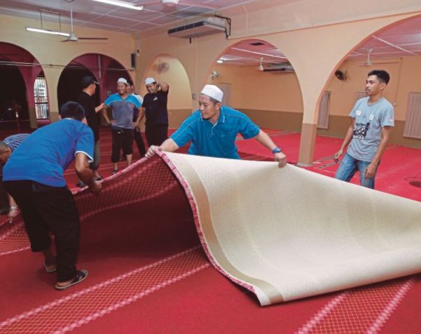 Замена ковров в мечети Селангора