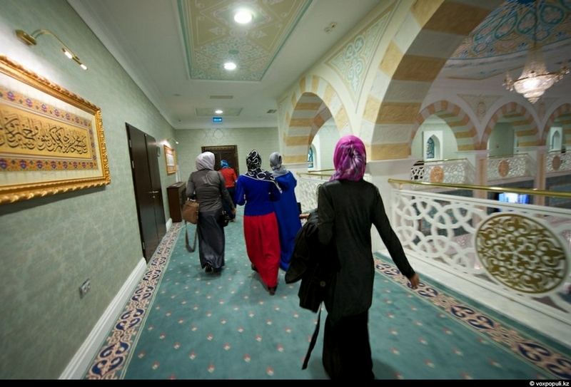 В мечетях женщины по традиции молятся отдельно от мужчин
