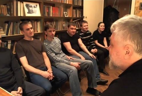 Алексей Меняйлов читает лекцию горожанам