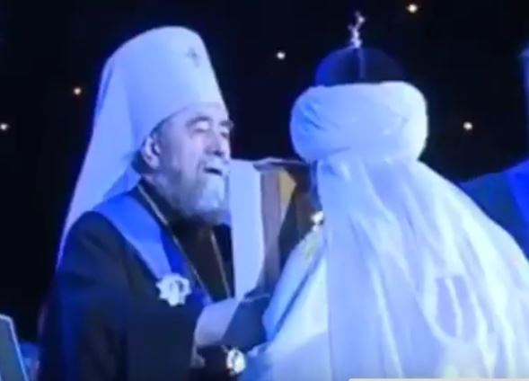 Муфтий Таджуддин целует икону