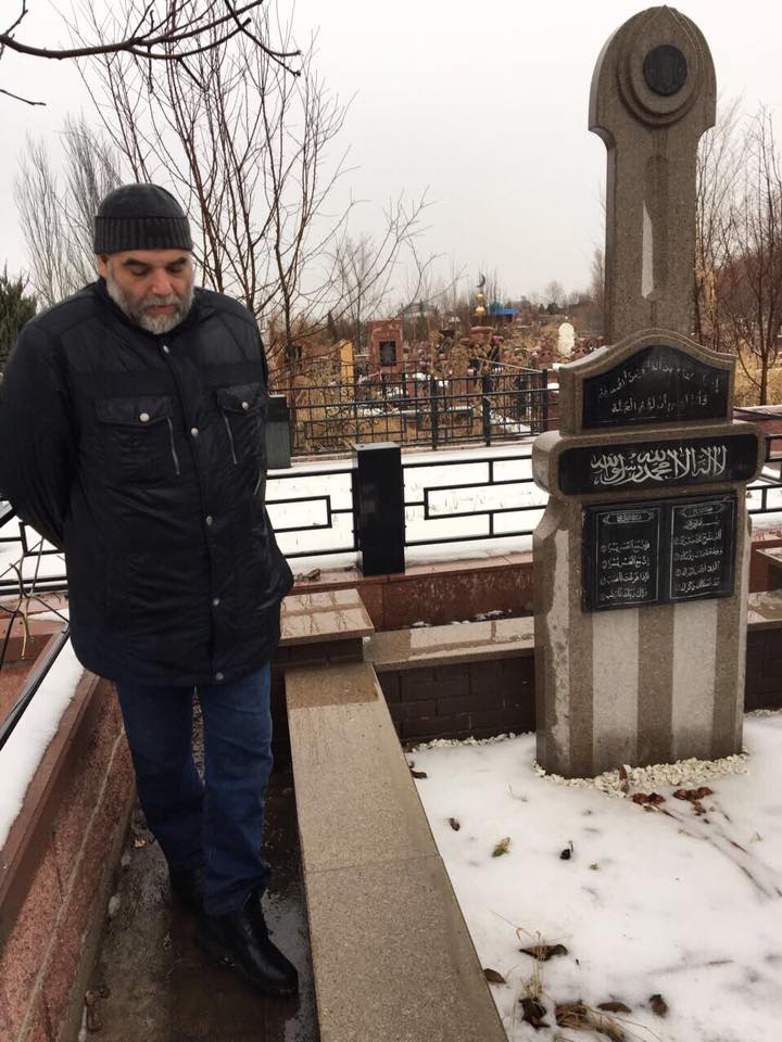 Орхан Джемаль у могилы отца
