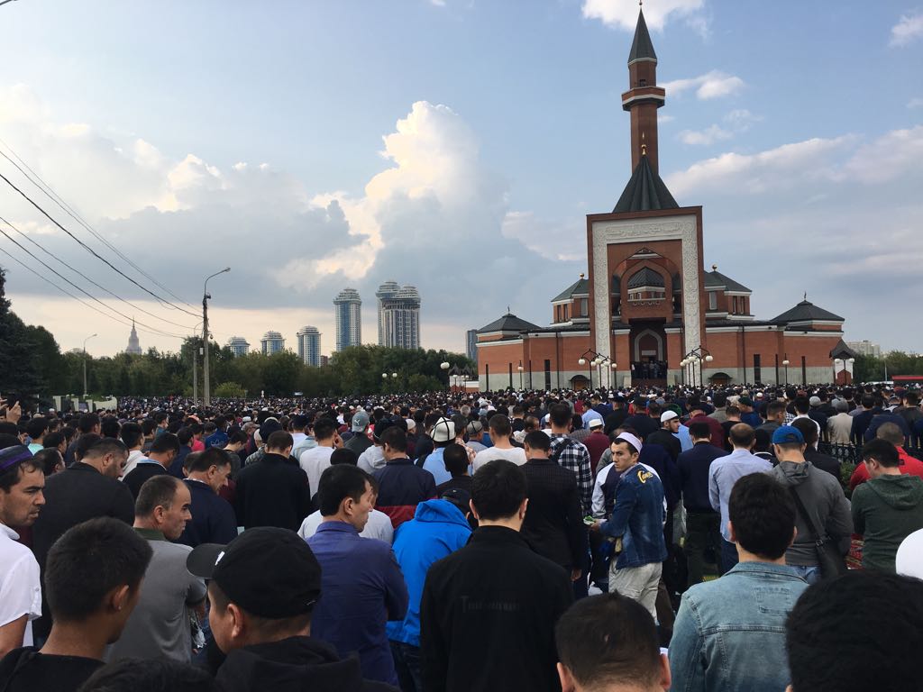 Мусульмане собрались на праздничный намаз у мечети на Поклонной горе в Москве
