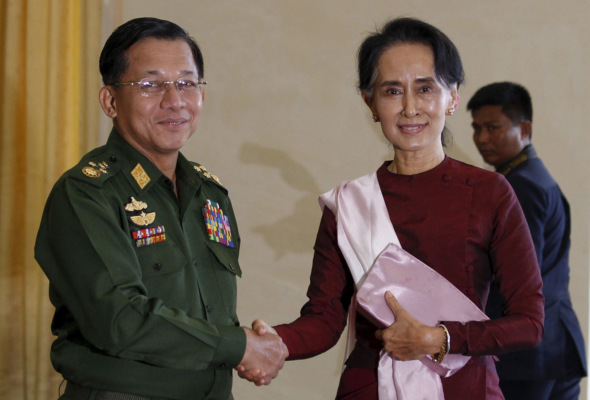 Верховный главнокомандующий Мьянмы Мин Аун Хлайн и лидер Национальной лиги за демократию Аун Сан Су Чжи в декабре 2015 года. Фото Reuters