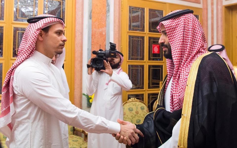 Принц Мухаммад Бен Салман пожимает руку Салаху Хашогджи