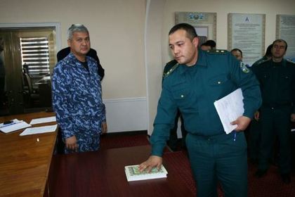 Сотрудник правоохранительных органов Узбекистана клянется на Коране