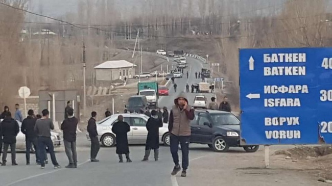 Противостояние между жителями сел на киргизско-таджикской границе