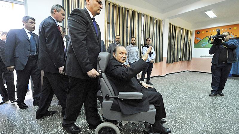 Абдельазиза Бутефлика везут в инвалидной коляске