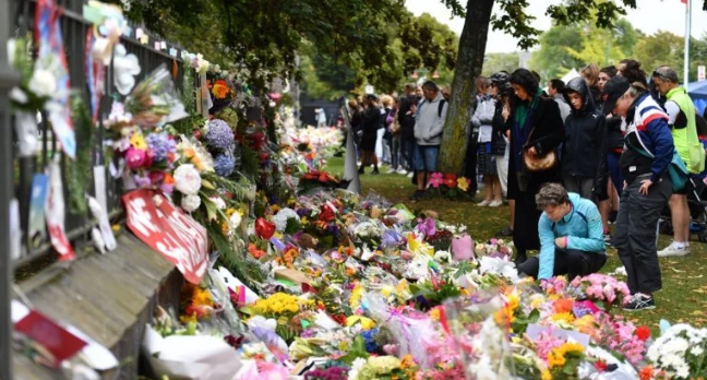 Новозеландцы несут цвету к месту теракта