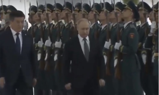 Президенты РФ и Казахстана обходят роту почетного караула