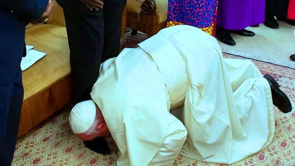 Папа Римский целует ботики африканским единоверцам
