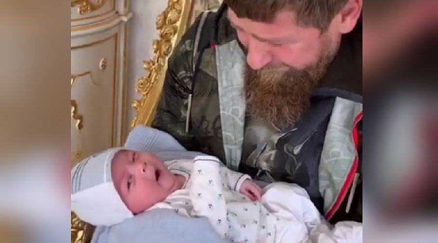 Р.Кадыров с младенцем на руках