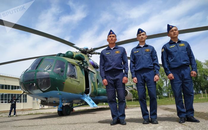 Военные на российской авиабазе «Кант»