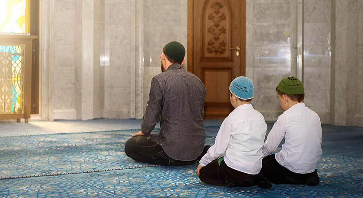 Намаз джамаатом имам. Что такое намаз у мусульман. Намаз с семьей. Намаз читать. Детей мусульмане в мечети.