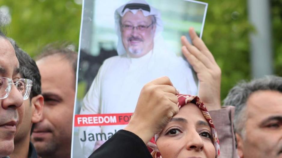 Участники акции протеста держат в руках портрет Джамаля Хашогджи