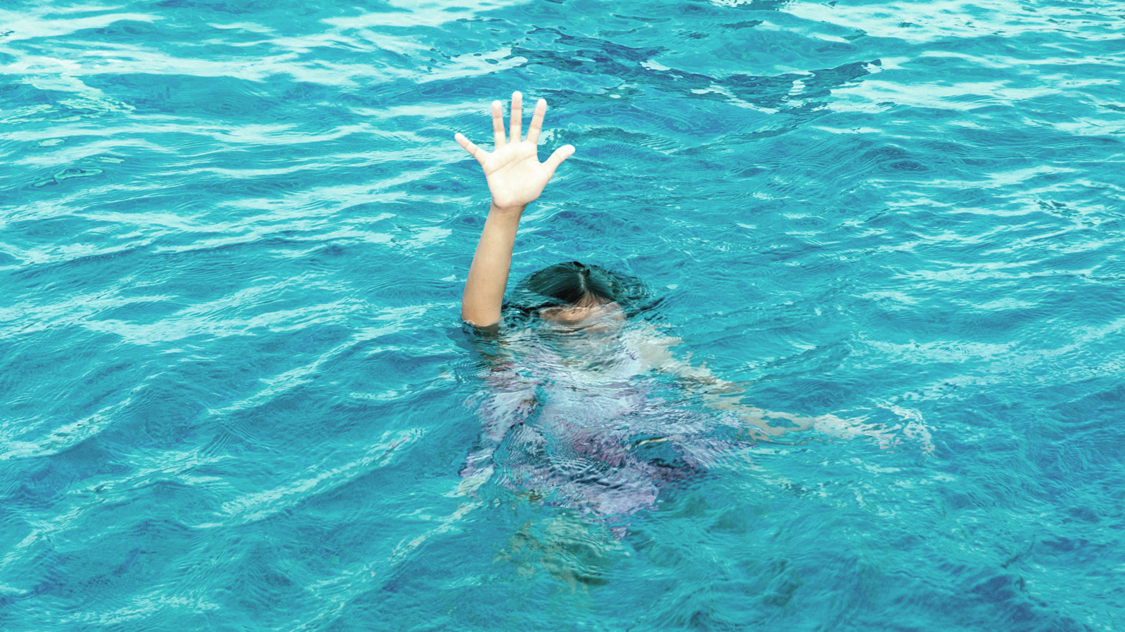 В воде происходят резкие. Тонет в бассейне. Девочки в бассейне. Девочка утонула в Вассино. Девушка утонула в бассейне.