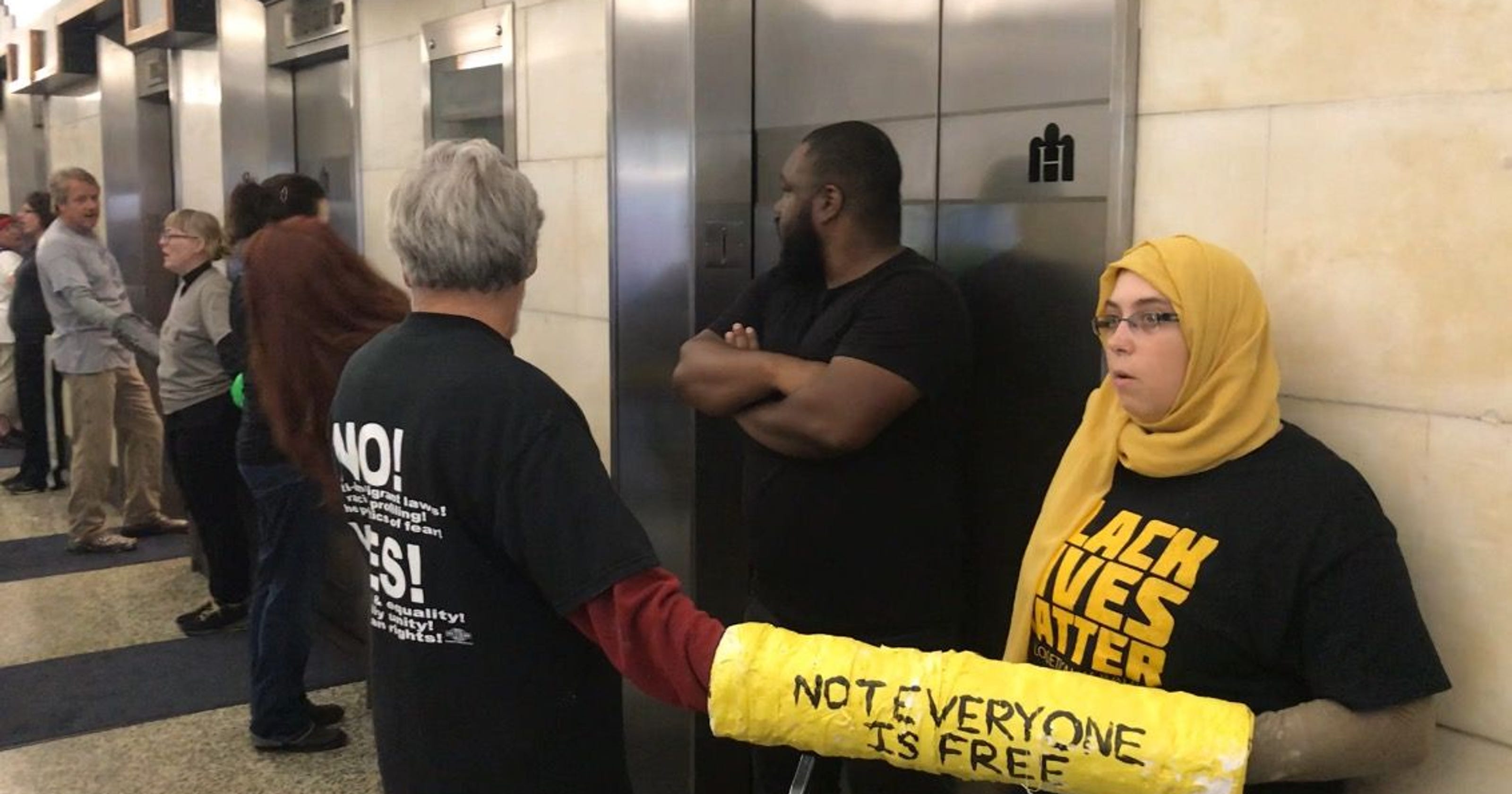 Клара Руплингер на акции протеста у лифта